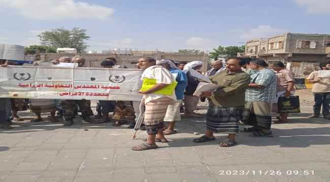 وقفة احتجاجية أمام مبنى محافظة لحج  ' تطالب بكف الاعتداء الآثم والغير قانوني  على أراضي جمعية الكوكب و المهندس