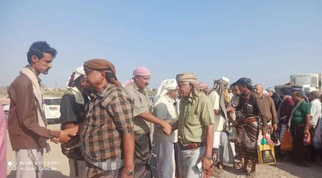 المئات من أبناء مشاله ويافع وردفان  من المسؤولين والقيادات العسكرية والسياسية والمشائخ والمواطنين يقدمون واجب العزاء في (شهيد لقمة العيش ) الشهيد العولقي 