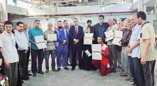بمناسبة الذكرى 56 لعيد الاستقلال الوطني الـ 30 من نوفمبر.. قيادة المؤسسة العامة لمطابع الكتاب المدرسي تكرم عدد من عمالها