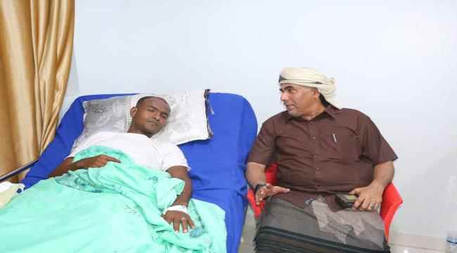 العميد المنهالي يطمئن على صحة جريح عملية”ميزان العدالة“ويؤكد: سنعاقب عن كل قطرة دم سُفكت من جنودنا البواسل