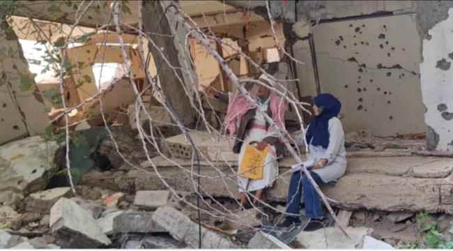 اللجنة الوطنية للتحقيق تعاين مواقع القصف الأخيرة في تعز وتستمع إلى عدد من الضحايا 