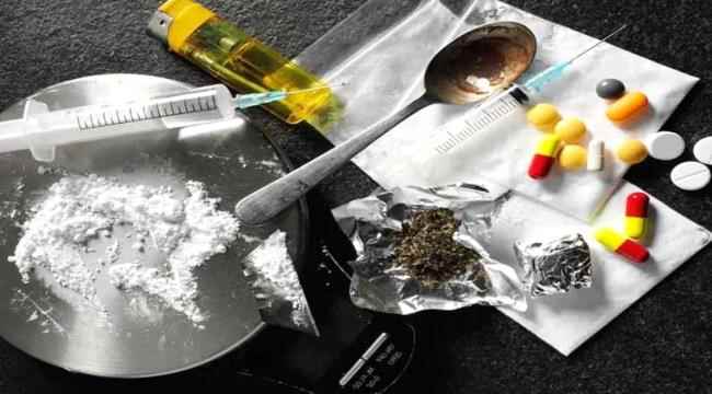 شرطة حضرموت تعثر بحوزة شخصين 3 كيلوات حشيش مخدر بالقطن