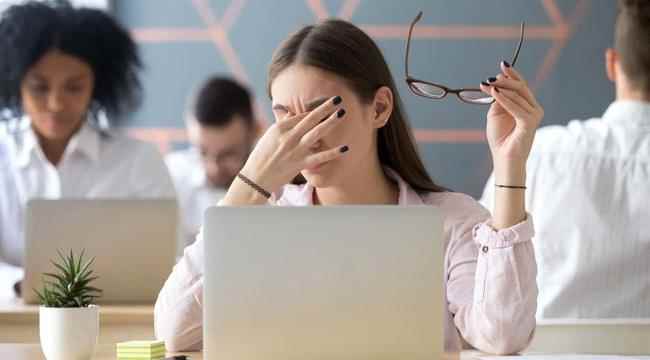 علامات تدل على أنكِ مريضة.. وعليك البقاء في المنزل