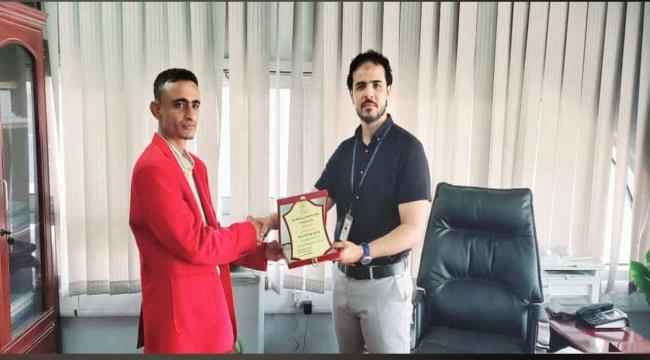 اتحاد الشباب العربي يكرم نائب مدير مطار عدن وضاح الهيثمي