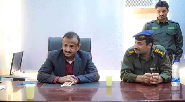 محافظ شبوة بن الوزير يتفقد سير الاداء في فرع مصلحة الجوازات ويشدد على ضرورة تسهيل الاجراءات للمواطنين