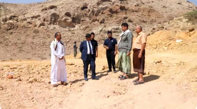 المحافظ بن ماضي يتفقد أعمال الشق والتمهيد في عدد من مسارات الطرق الجديدة بالمكلا