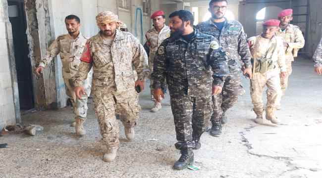 قائد الشرطة العسكرية في عدن يزور معسكر قوات حرس المنشآت