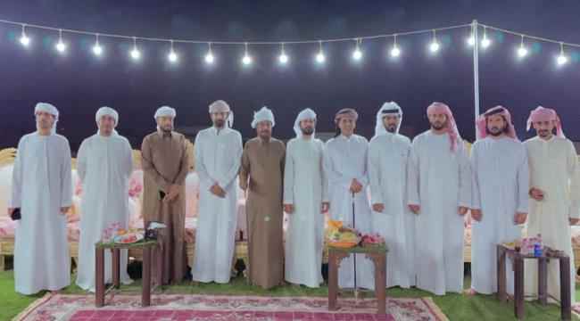 نظير جهوده الخدمية والإنسانية.. قبيلة المناهيل تمنح الشيخ راجح باكريت  درع الكرم