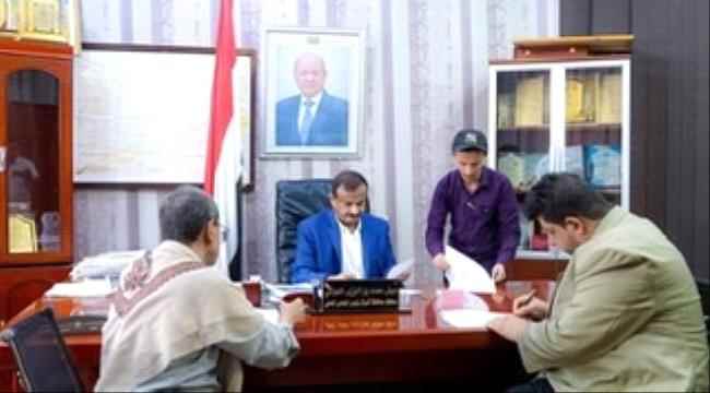 محافظ شبوة يوقع على عقود ثلاثة مشاريع في قطاعات التعليم والزراعة