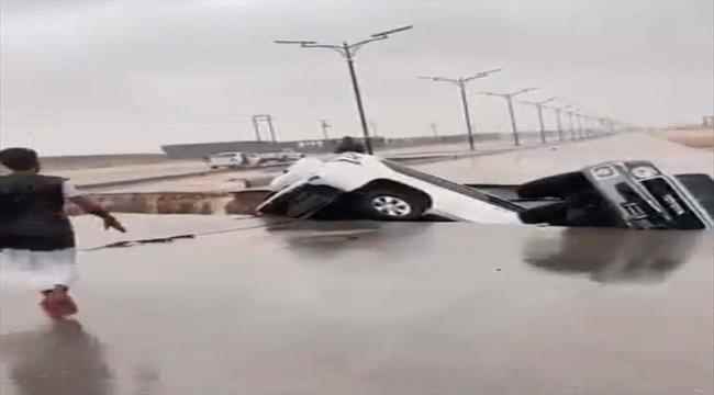 إضرار واسعة بالمهرة جراء الإعصار تيج "صور"