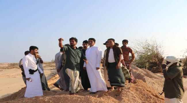 الشيخ راجح باكريت يشرف على شق الطرقات ومساعدة المتضررين من إعصار تيج في المهرة
