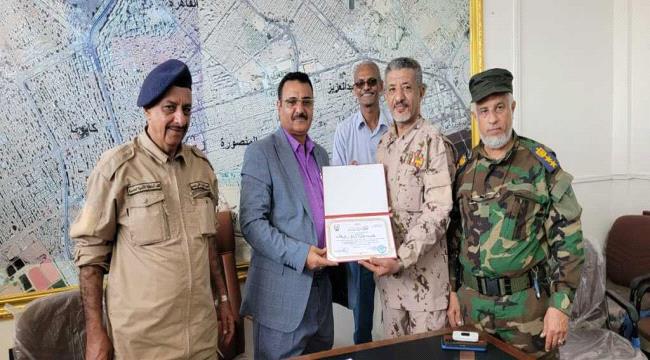 إدارة مكافحة المخدرات بشرطة عدن تكرم مدير عام المنصورة أحمد الداؤودي