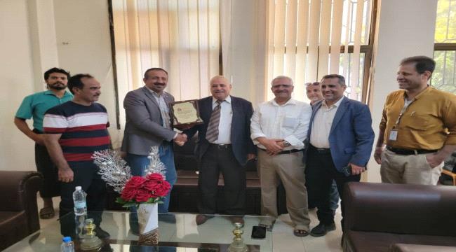 النوبة يكرم مدير عام صحة عدن نظيرا لجهوده المبذولة في تحسين عمل القطاع الصحي