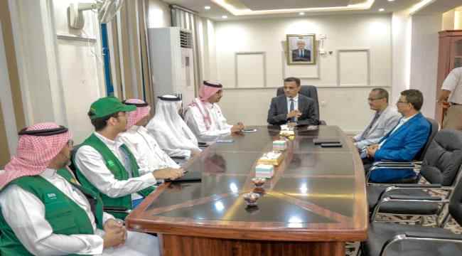 الأمين العام لمحلي حضرموت يبحث مع وفدين من مركز الملك سلمان وجمعية "انسان" التعاون لامكانية تنفيذ مشاريع لدعم فئات من الأيتام بالمحافظة