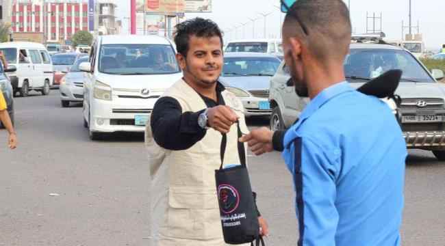 في لفتةٍ إنسانيةٍ.. مبادرة "أنا أستطيع لبناء السلام" تدشن توزيع المياه على رجال المرور بعدن