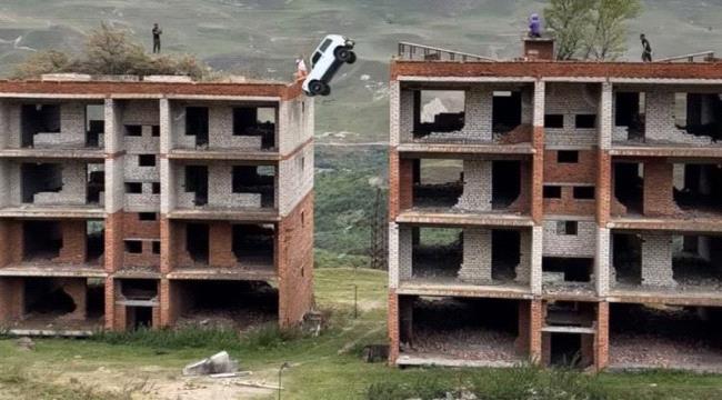 مغامر يقفز بسيارته من الطابق الرابع.. ماذا حصل له