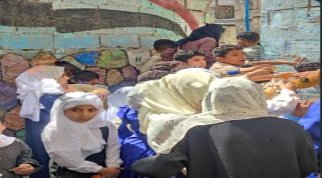 عصابة مسلحة في تعز تسطو على مدرسة