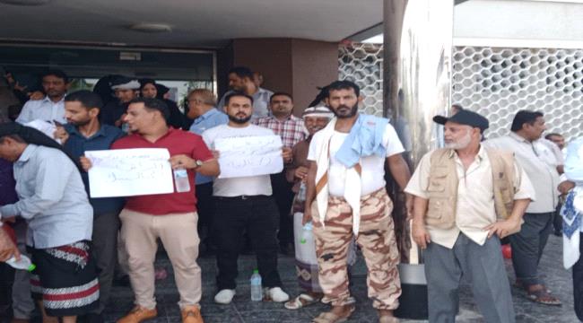موظفو شركة النفط بعدن ينظمون وقفة احتجاجية رافضة لتحويل مرتباتهم عبر البنوك الخاصة