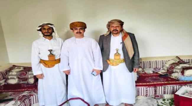 أول ظهور للناشط العماني (حارث الشريفي) بعد الإفراج عنه من قبل السلطات الأمنية بمأرب