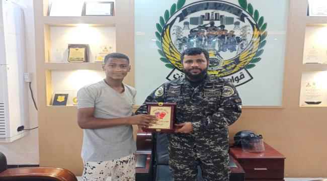 بن عفيف يكرم نجم نادي حرس المنشآت والمنتخب الوطني للملاكمة غيث عارف