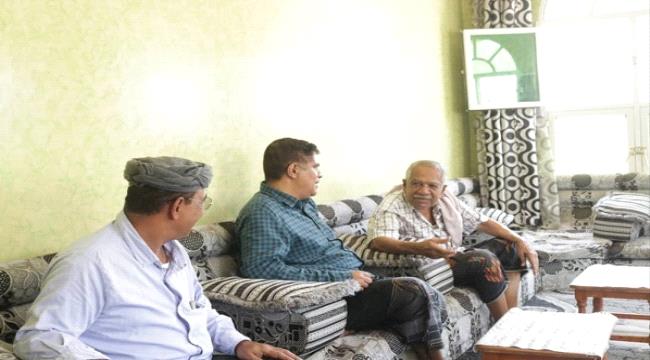 رئيس تنفيذية انتقالي حضرموت يطمئن على صحة المناضل عوض المرشدي