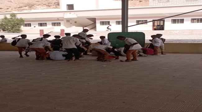 صور لطلاب بمنطقة جول مسحة بالمكلا يفترشون الأرض دون صفوف دراسية والأهالي يناشدون