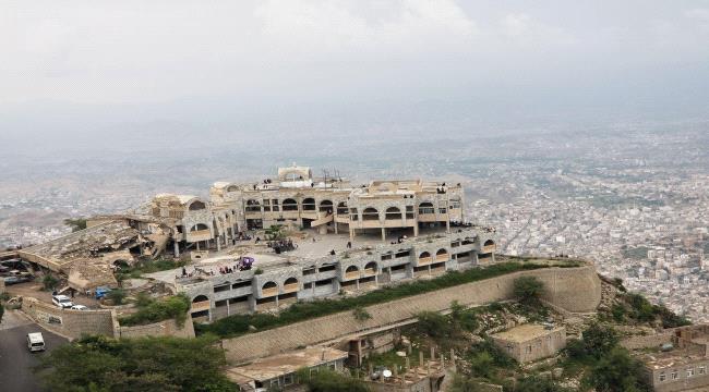 نجل قيادي إخواني يقتحم منزلاً لنهبه بأطقم محور تعز