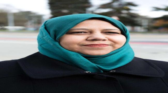 الناشطة اليمنية "منى لقمان" تحصد جائزة ووسام هيلاري كلينتون للشجاعة والقيادة الاستثنائية للعام 2023
