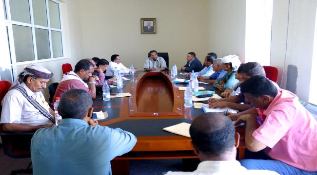 اجتماع موسع برئاسة محافظ أبين يناقش أوضاع النازحين بالمحافظة