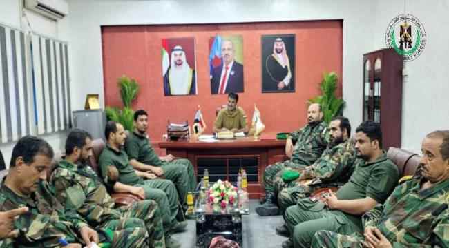 العميد الربيعي يطلع على مستوى أداء الإدارات العامة لقوات الحزام ويشدد على أهمية رفع وتيرة العمل
