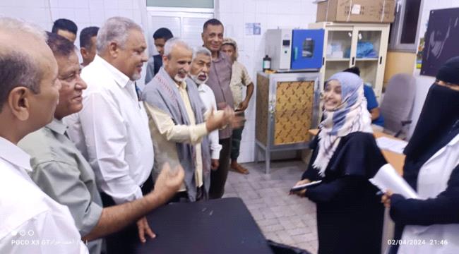 بحضور الوكيل  الشبحي والعميد الشعوي ..افتتاح المخيم الطبي المجاني بالمجمع الصحي بمديرية المعلا