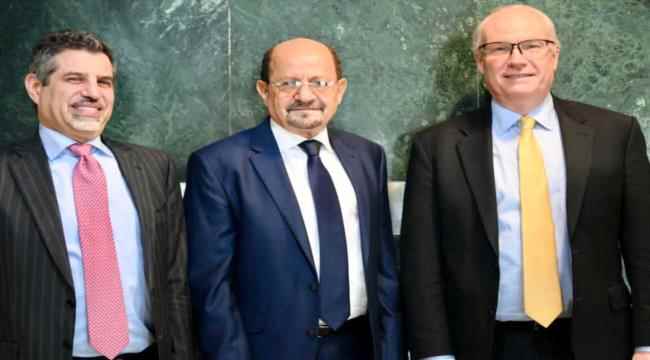 وزير الخارجية وشؤون المغتربين يلتقي المبعوث الأمريكي الخاص إلى اليمن