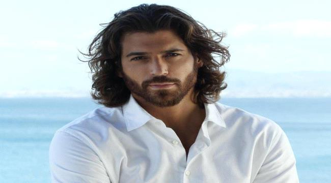 الممثل التركي جان يامان يُحدث ضجة في المطار... ويسير بـ"لوك" غير مرتب وملابس تشبه البيجاما!