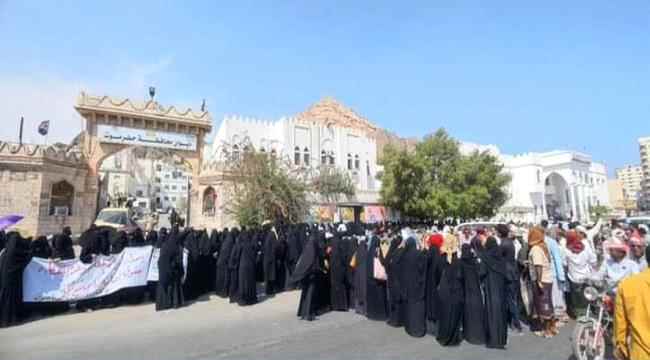 كيف نعلم أطفالنا الصدق والأمانة والسلطات المعنية تمارس علينا الكذب والخداع".. وقفة احتجاجية كبرى بمدينة المكلا