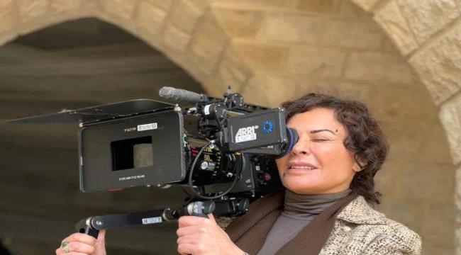 كارمن لبس تكشف أسراراً عن شخصية "رسمية" ...فيديو طريف من كواليس "2024".