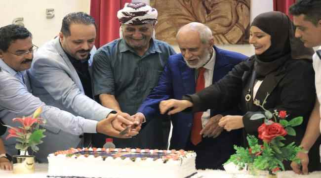 بإشراف مؤسسة لغد أجمل.. سرايا العياشي تكرم القامة الفنية أ. علي اليافعي