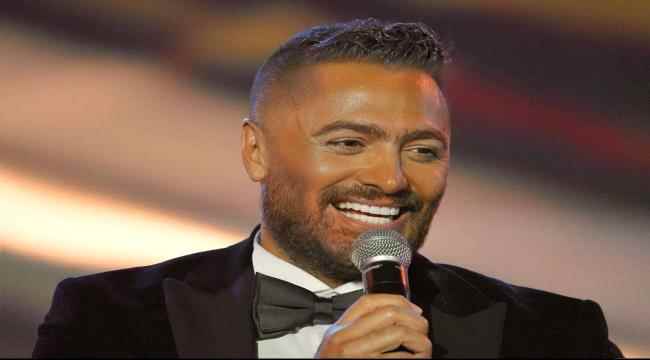 المطرب تامر حسني يدعم طفلاً مصاباً بمرض نادر وشاباً من ذوي الهمم