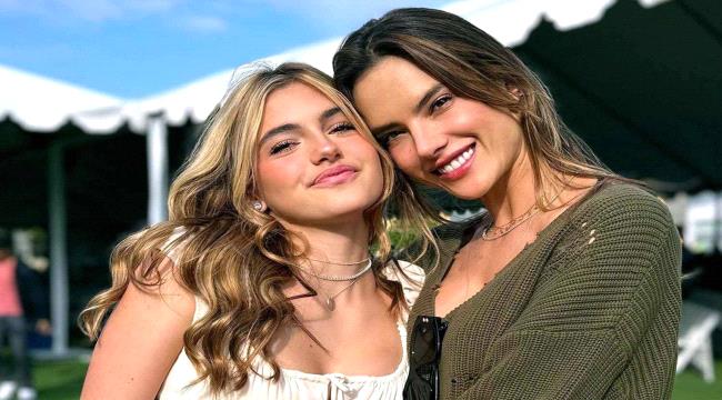 أليساندرا أمبروسيو تنسّق المايوهات مع ابنتها المراهِقة