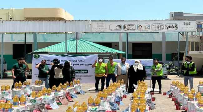 مؤسسة نبض الحياة تدشن مشروع دعم مجمع التأهيل المهني بعدن بسلل غذائية وكراسي متحركة