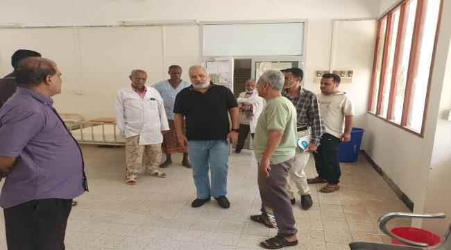 مدير الصحة بعدن يزور مستشفى صلاح الدين ويؤكد أهمية التعاون المشترك