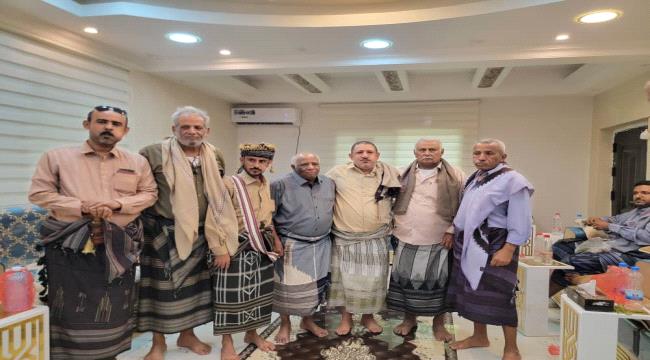 المناضل "اديب العيسي"وفي لفتة أخلاقية يقوم بزيارة عيدية للواء فيصل رجب