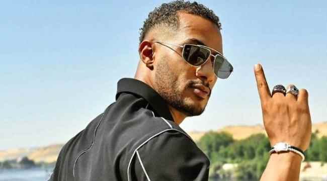 النجم محمد رمضان يلهو على الطائرة مع أصحابه ويستعرض مكان إقامته الفخم