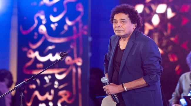 الفنان محمد منير يحتفل بزفاف ابنة شقيقته بذراع مكسورة