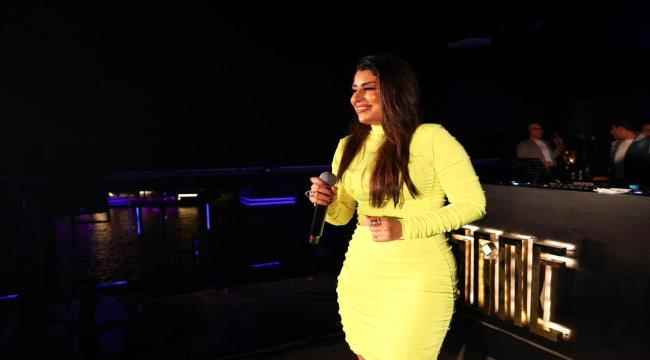 الفنانة آيتن عامر تختار فستاناً ضيقاً في أول حفل غنائي لها