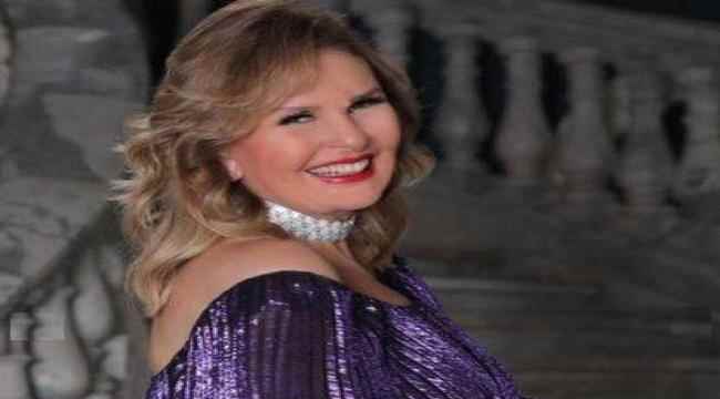 الفنانة يسرا بأقراط ذهبية ضخمة في بيروت وتقول: "سأموت من البكاء"