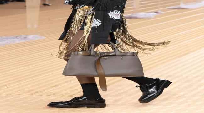 تألّقي بحقيبة Prada Buckle الأيقونية الأنيقة