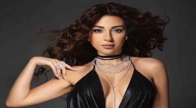 النجمة ميريام فارس تتألق بفستان جريء ومختلف