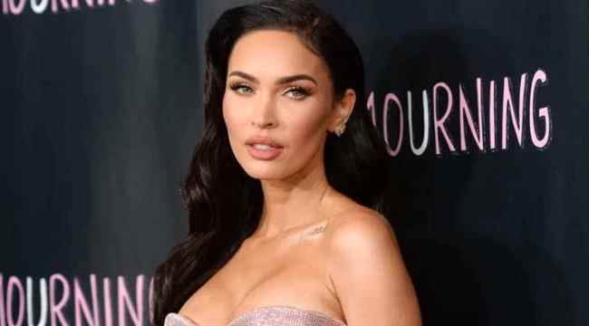 النجمة ميغان فوكس تكتفي بالشعر الأزرق والملابس الداخلية في أحدث إطلالاتها