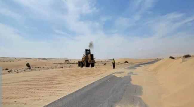 بتوجيهات المحافظ ابن الوزير" الفرق الفنية تواصل إزالة الرمال المتحركة في الخط الدولي بمنطقة النشيمة بمديرية رضوم