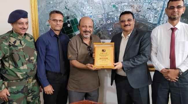 على أغنيته المهداة لشباب نادي أهلي عدن.."الداؤودي" يكرم الفنان المبدع رامي حامد نبيه